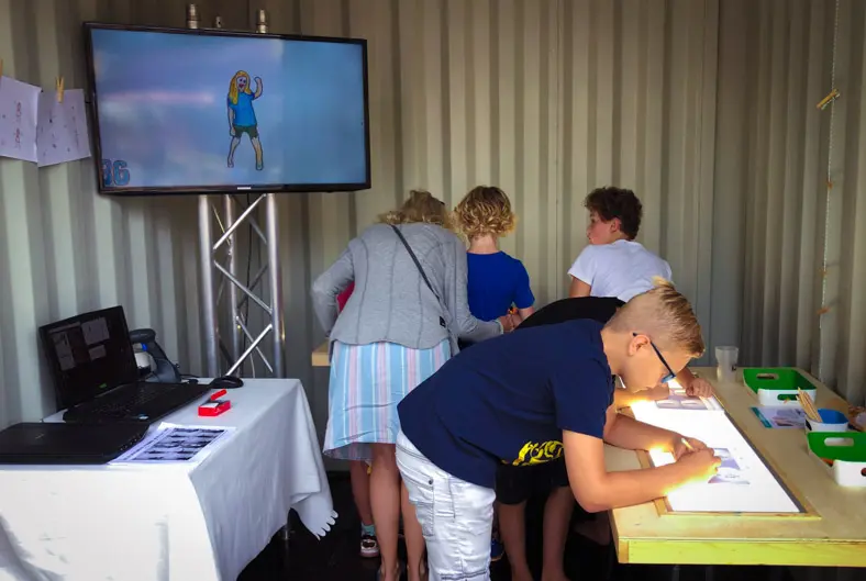 FS_Rotoscopia2 Kinderen rotoscopen en kleuren frames van hun dansmoves die samen een geanimeerde videoclip vormen.