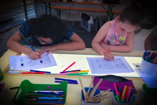 Kinderen rotoscopen en kleuren frames van hun dansmoves die samen een geanimeerde videoclip vormen.
