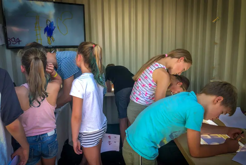 FS_Rotoscopia_1 Kinderen rotoscopen en kleuren frames van hun dansmoves die samen een geanimeerde videoclip vormen.