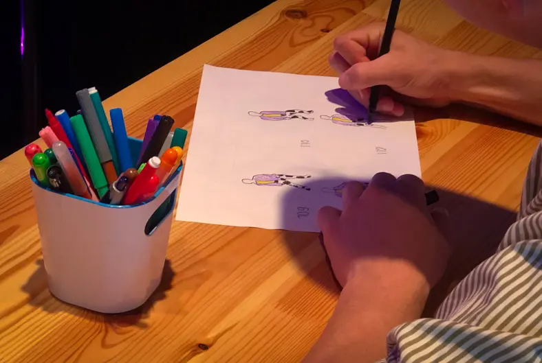 Kinderen rotoscopen en kleuren frames van hun dansmoves die samen een geanimeerde videoclip vormen.