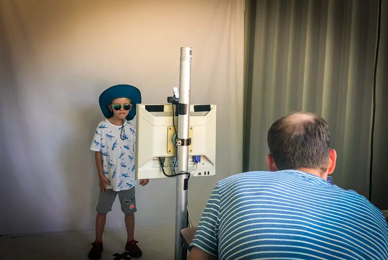 Kind toont dansmoves die samen een getekende geanimeerde videoclip gaan vormen.