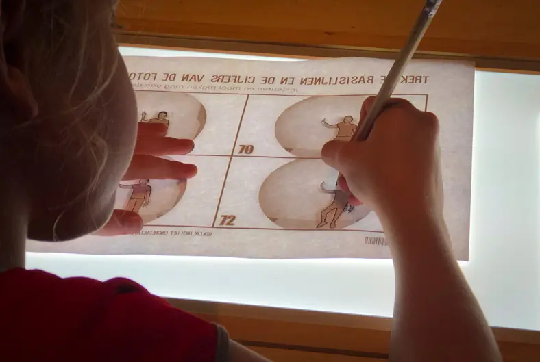 Kinderen rotoscopen en kleuren frames van hun dansmoves die samen een geanimeerde videoclip vormen.