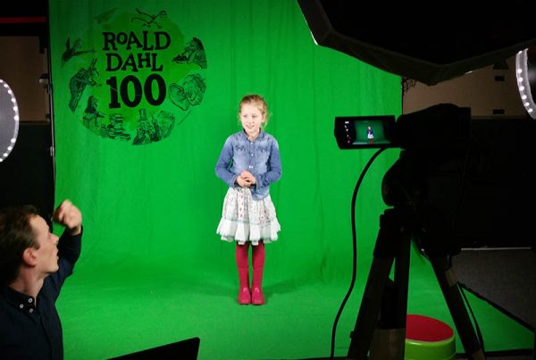 Deelnemer komt door de green screen techniek in Roald Dahl filmscene terecht op Roald Dahl Festival 