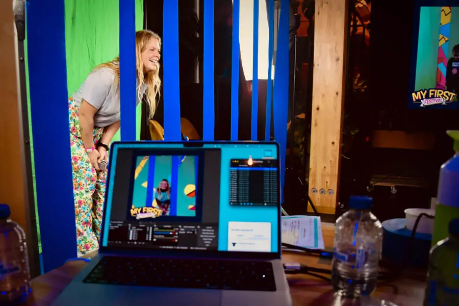 FS_FunkyVisuals4 kinderen dansen op festival voor een creatieve green/blue screen voor eigen funky videoclip.