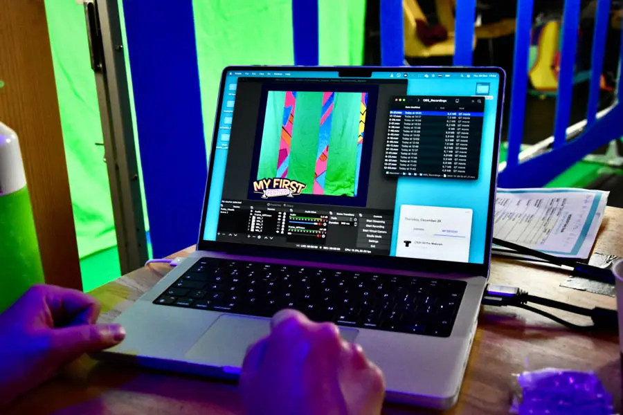 FS_FunkyVisuals2 kinderen dansen op festival voor een creatieve green/blue screen voor eigen funky videoclip.