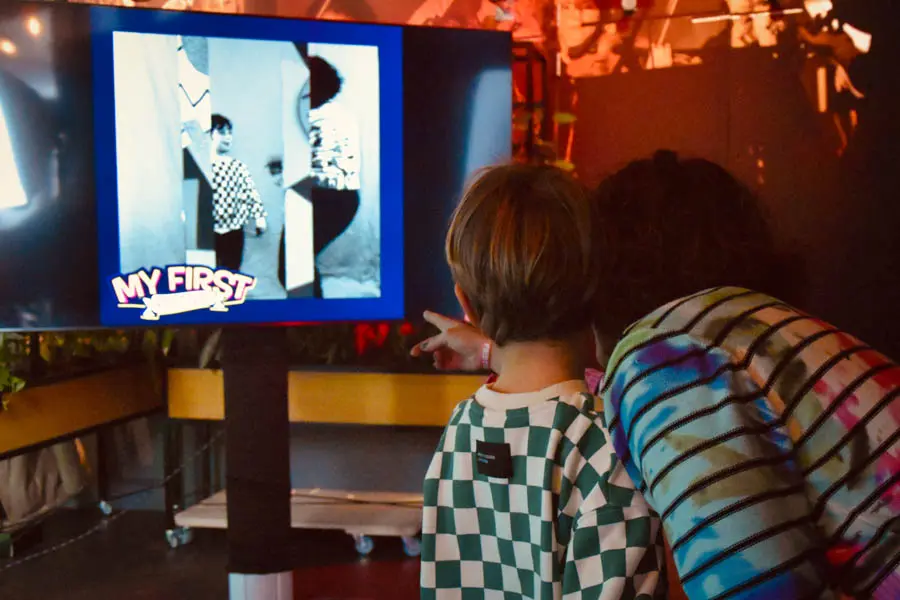 FS_FunkyVisuals6 Moeder en kind hun eigen funky videoclip op festival