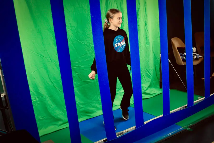 FS_FunkyVisuals8 kind danst op festival voor de green/blue screen voor eigen funky videoclip.