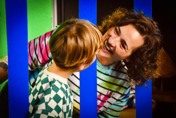 Moeder en kind dansen op My First Festival voor een green screen voor hun eigen funky videoclip.