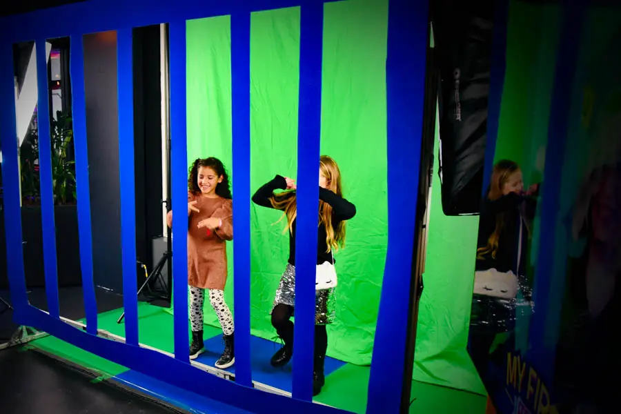 FS_FunkyVisuals7 kinderen dansen op festival voor een creatieve green/blue screen voor eigen funky videoclip.