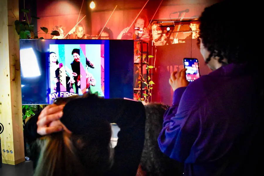FS_FunkyVisuals5 Moeder en kind hun eigen funky videoclip op festival