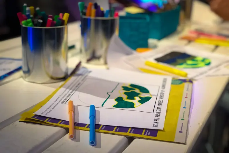 FS_FilterFabriek kinderen ontwerpen met stift een gezichtsfilter dat met AR-software wordt omgezet naar een digitaal gezichtsfilter.