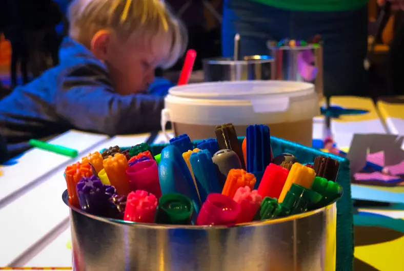 FS_FilterFabriek_7 kinderen ontwerpen met stift een gezichtsfilter dat met AR-software wordt omgezet naar een digitaal gezichtsfilter.