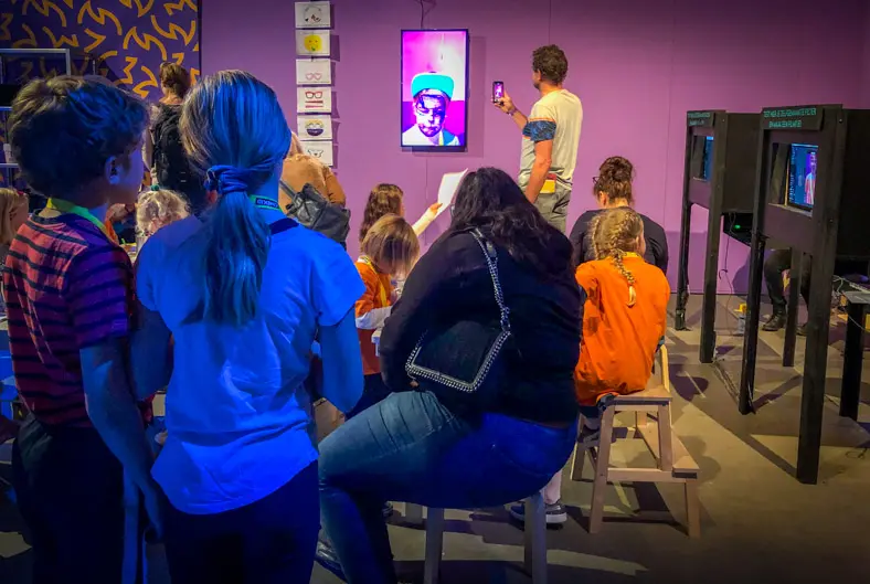 FS_FilterFabriek_6 kinderen ontwerpen met stift een gezichtsfilter dat met AR-software wordt omgezet naar een digitaal gezichtsfilter.