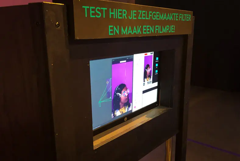 FS_FilterFabriek_5 kinderen ontwerpen met stift een gezichtsfilter dat met AR-software wordt omgezet naar een digitaal gezichtsfilter.