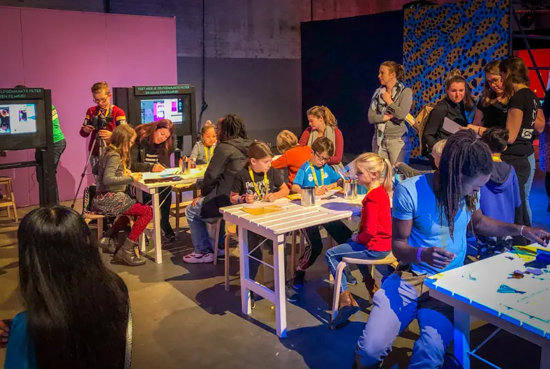 FS_FilterFabriek_4 kinderen ontwerpen met stift een gezichtsfilter dat met AR-software wordt omgezet naar een digitaal gezichtsfilter.