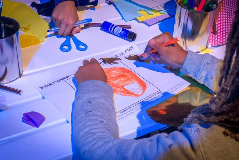 FS_FilterFabriek_3 kinderen ontwerpen met stift een gezichtsfilter dat met AR-software wordt omgezet naar een digitaal gezichtsfilter.