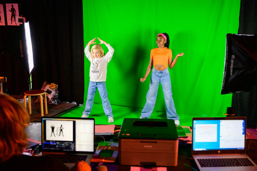 FS_Vensterfilm_900x6003 Opname van beweging voor een green screen voor een vensterfilm die een bewegende shaduwanimatie laat zien door een lijnen patroon te verschuiven.