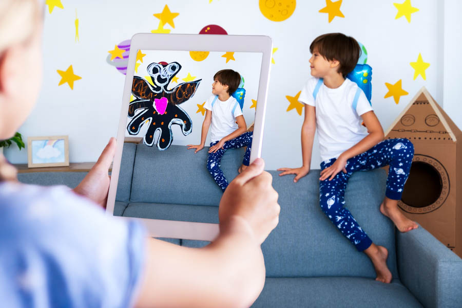 FS_Fantasievriend_900x600_8 Een kind met zijn eigen ontworpen een fantasiewezen dat via AR direct met hem in de kamer verschijnt.