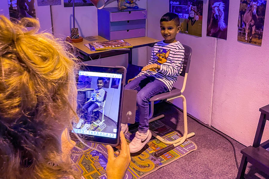 FS_Fantasievriend_900x600_6 Een kind met zijn eigen ontworpen een fantasiewezen dat via AR direct met hem in de kamer verschijnt.