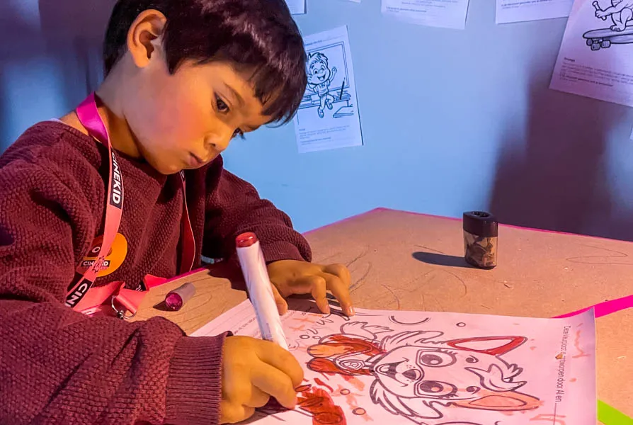 FS_Studiokleurplaat_3 Kind kleurt een door AI ontworpen kleurplaat op basis van zijn eigen creatieve ideeën op een festival