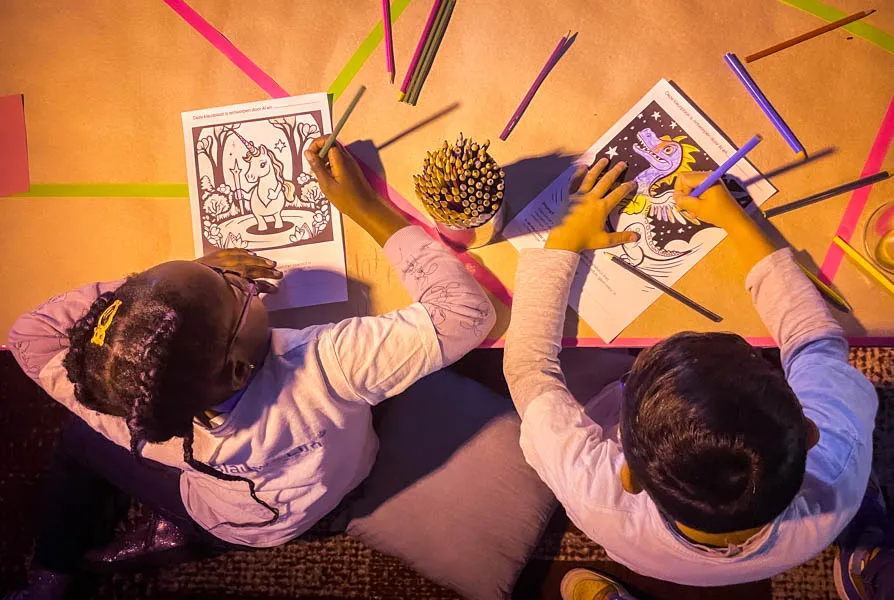 FS_Studiokleurplaat_2 Kind kleurt een door AI ontworpen kleurplaat op basis van zijn eigen creatieve ideeën op een festival