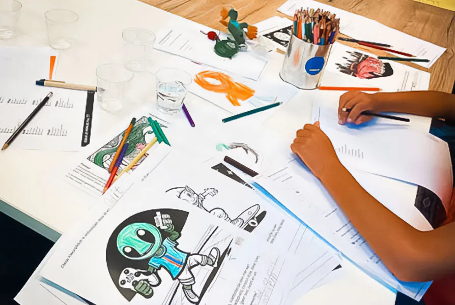 FS_Studiokleurplaat_1 Kind kleurt een door AI ontworpen kleurplaat op basis van zijn eigen creatieve ideeën in een filmhuis