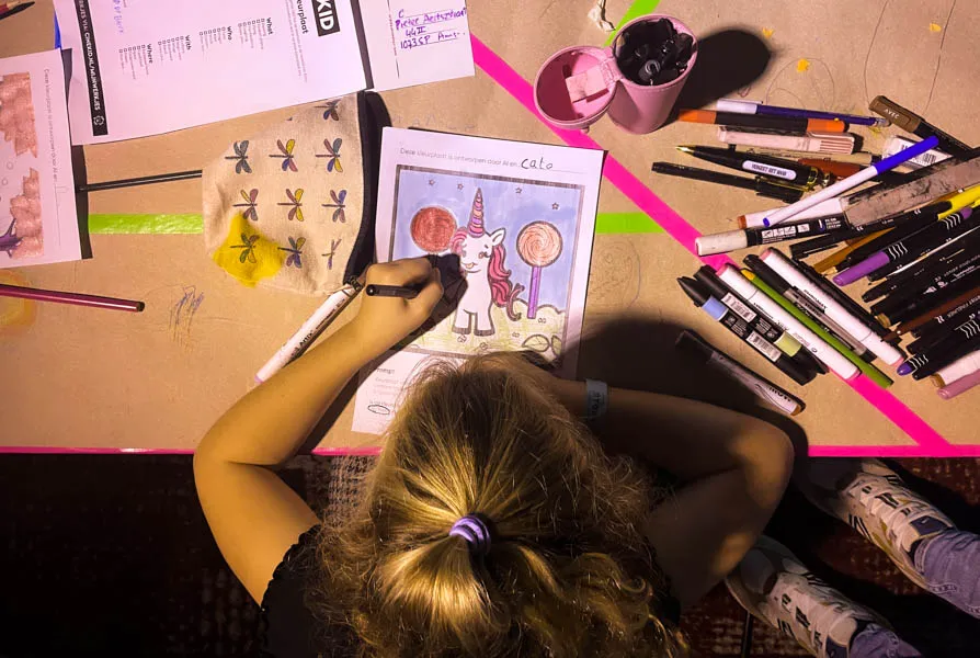 FS_Studiokleurplaat_6 Kind kleurt een door AI ontworpen kleurplaat op basis van zijn eigen creatieve ideeën op een festival