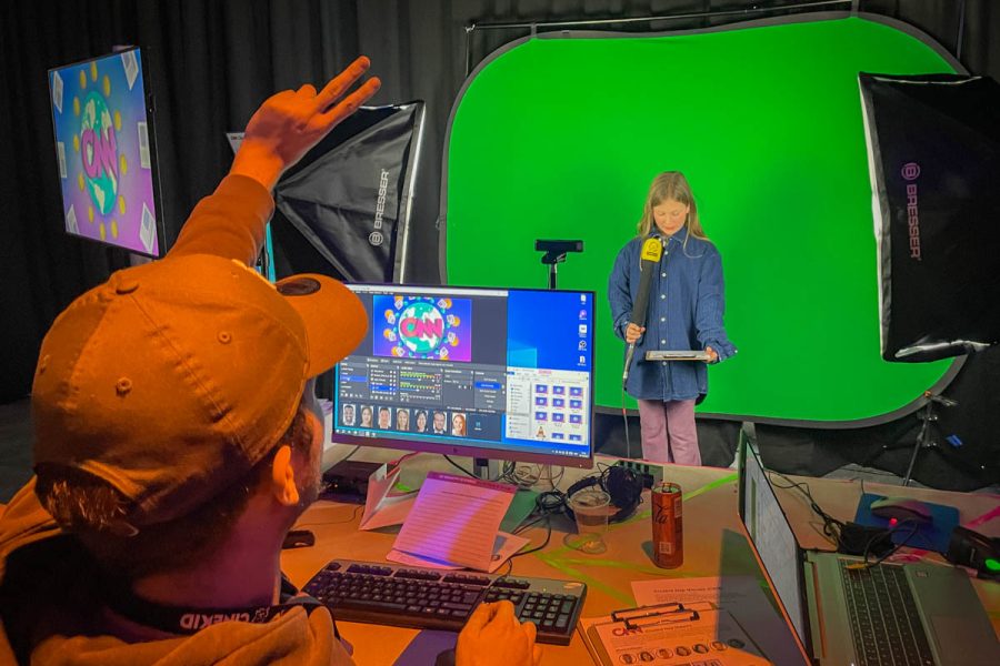 Kinderen maken een nepnieuwsbericht door inzet van deepfake wordt hun eigen gezicht vervangen door het ander.