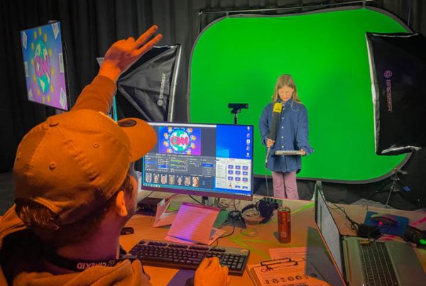 Kinderen maken een nepnieuwsbericht door inzet van deepfake wordt hun eigen gezicht vervangen door het ander.