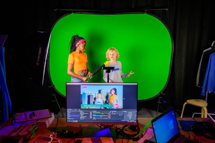 Kinderen maken een nepnieuwsbericht door inzet van deepfake wordt hun eigen gezicht vervangen door het ander.