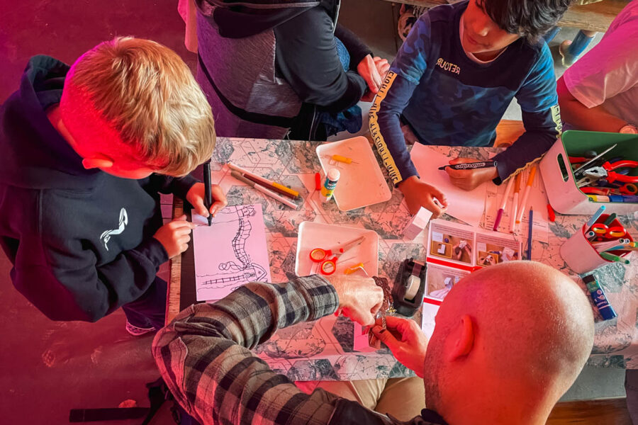 FS_Automaatje10 Kinderen en ouders maken op een festival zelf mechanische automata die een figuur laat bewegen door techniek.