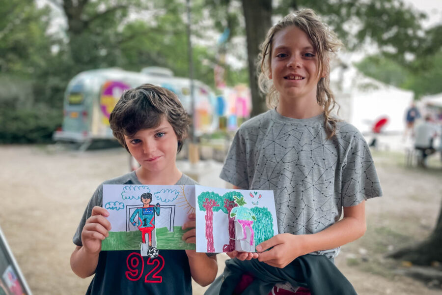 FS_Automaatje5 Kind toont op een festival trots zelfgebouwde mechanische automata die een figuur laat bewegen door techniek.