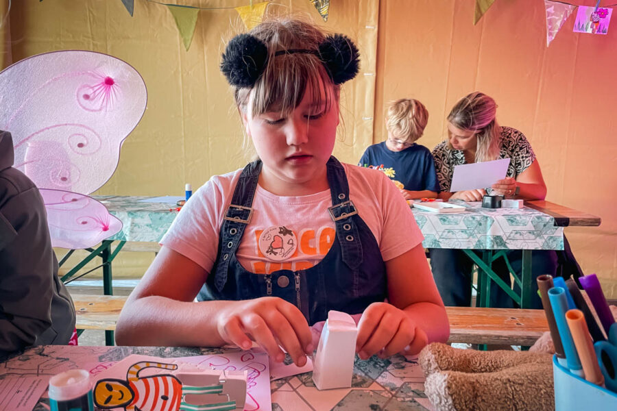 FS_Automaatje19 Kind maakt op een festival zelf mechanische automata die een figuur laat bewegen door techniek.