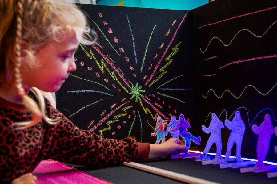 FS_FrameFestijn_1 kind plaatst eigen gekleurde videoframe op de frame festijn baan met tekeningen