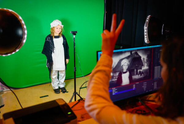 Een leerling geplaatst in een door AI gegenereerde historische afbeelding met behulp van green screen.