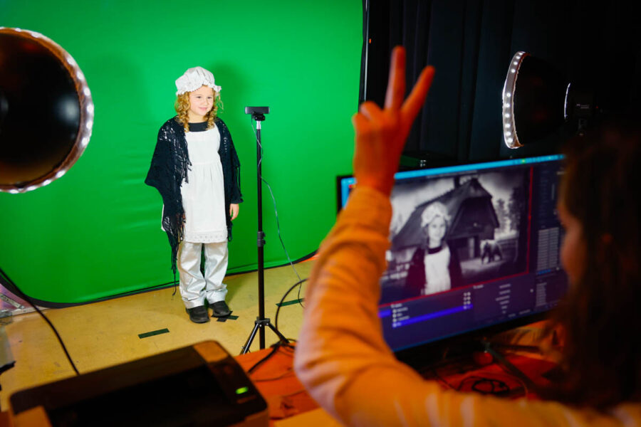 FS_WhereAmAI?_3 Een leerling geplaatst in een door AI gegenereerde historische afbeelding met behulp van green screen.