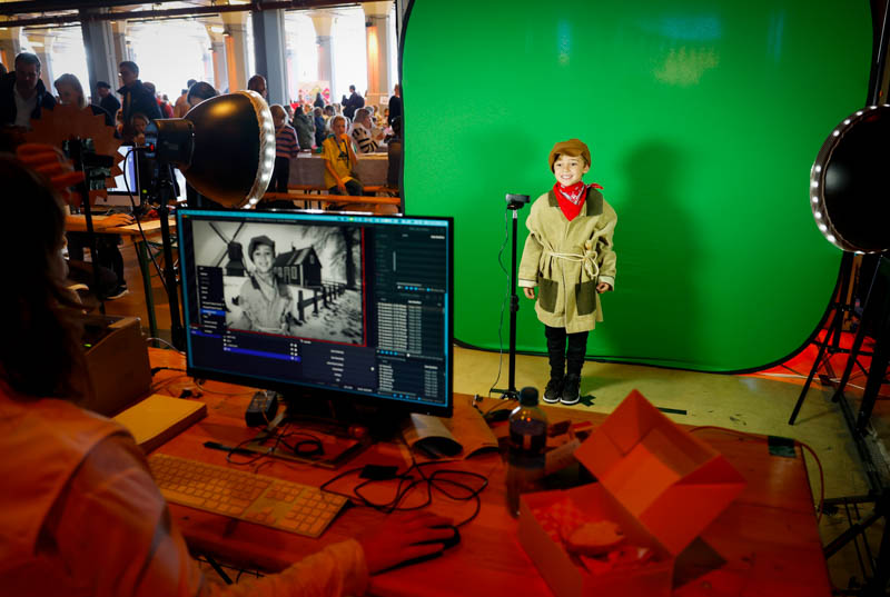 FI_WhereAmAI? Een leerling geplaatst in een door AI gegenereerde historische afbeelding met behulp van green screen.