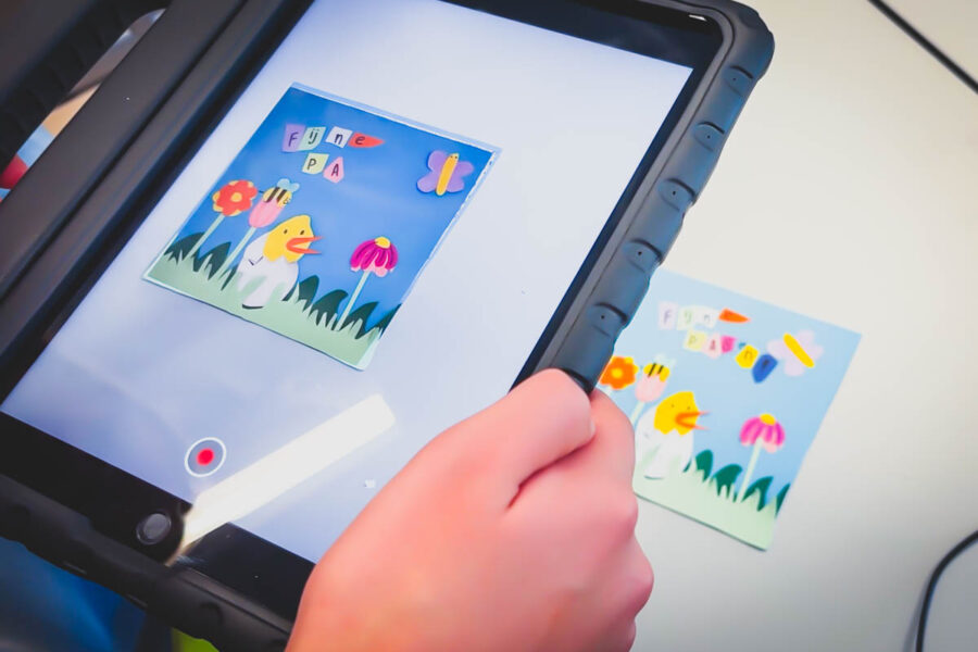 Kunst Leeft! kunstwerk scannen Middelbare scholier scant zijn interactieve Augmented Reality kunstwerk met de Artivive app in een digitale media workshop