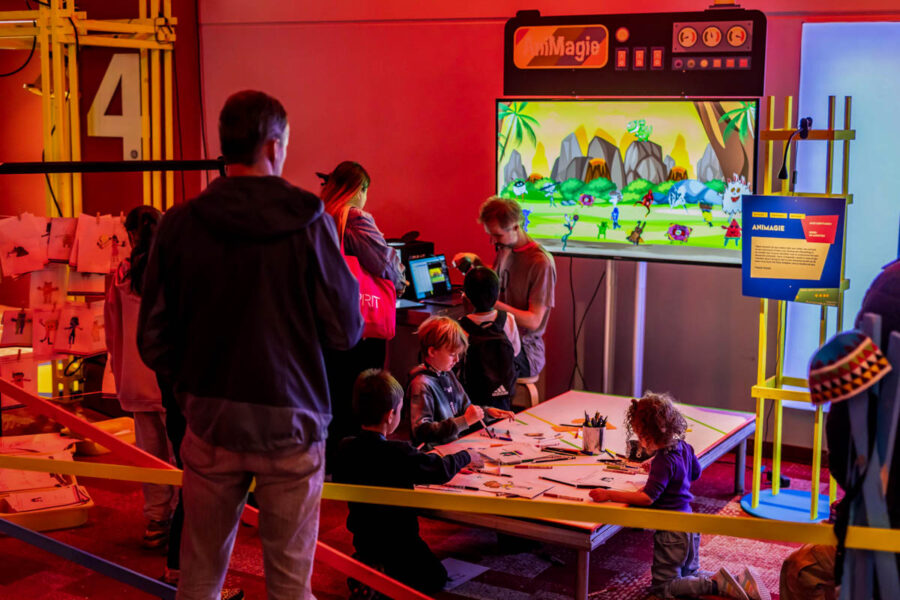 animagie-workshop-ai-karakter-ontwerp-animatie.jpg Een door kids ontworpen karakter wordt door AI is getransformeerd tot een dansende animatie.