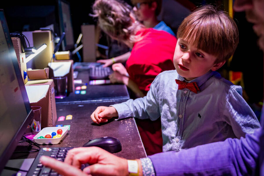 FS_MachtigeMachine_3 Ouder en kind die samenwerken om een machine kleuren en vormen te leren herkennen met machine learning en AI