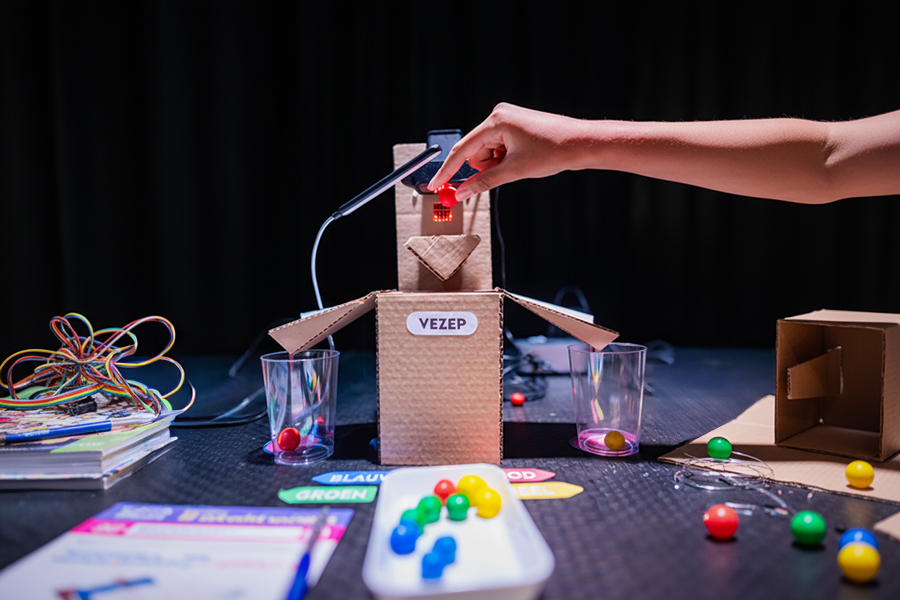 FS_MachtigeMachine_5 Soteermachine die door kinderen met machine learning leert vormen en kleur te herkennen.
