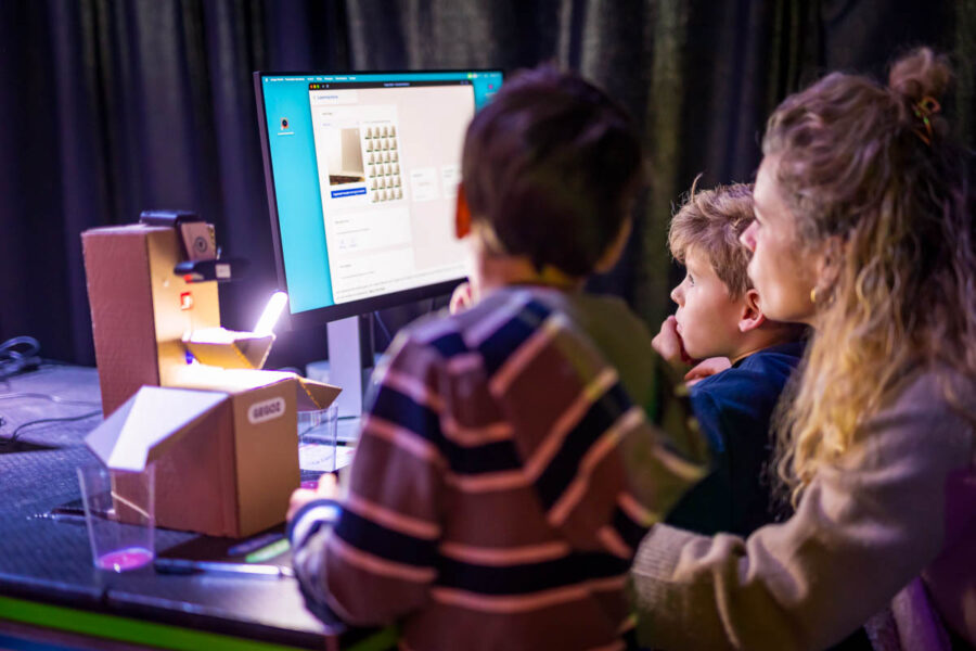 FS_MachtigeMachine_4 Groepje leerlingen dat samenwerkt om een machine kleuren en vormen te leren herkennen.