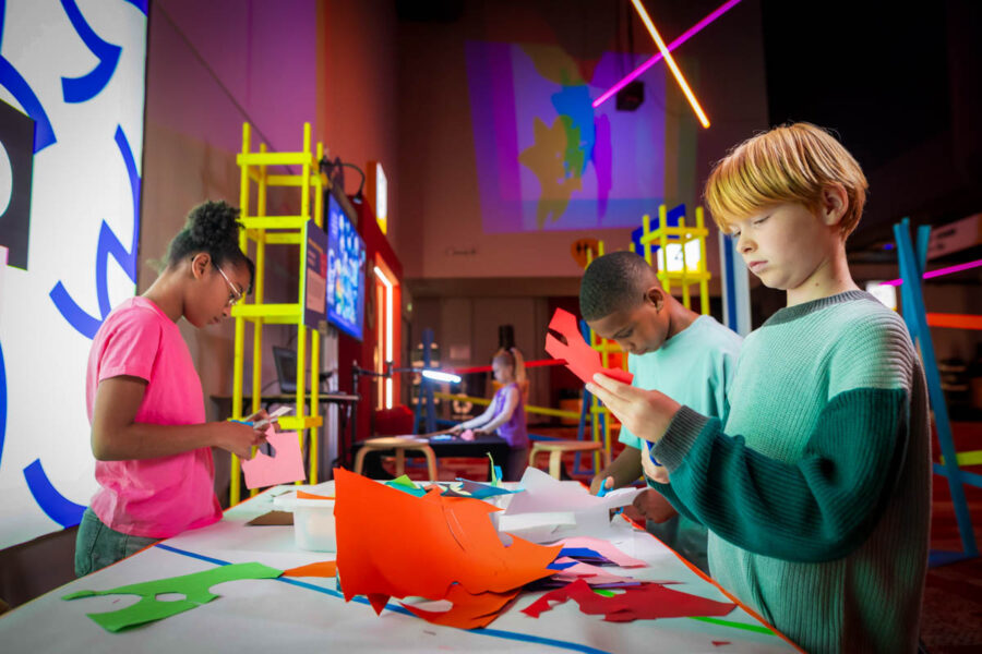 FS_WonderWereld_4 Kinderen maken een fysiek kunstwerk van snippers papier dat door AI wordt getransformeerd naar een digitale wonderwereld.