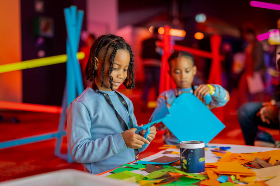 FS_WonderWereld_5 Kinderen maken een fysiek kunstwerk van snippers papier dat door AI wordt getransformeerd naar een digitale wonderwereld.