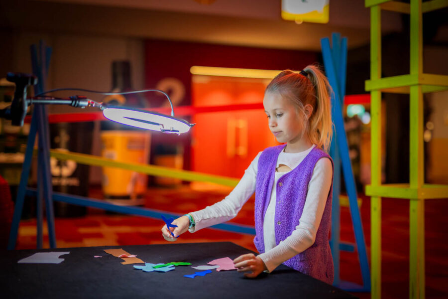 FS_WonderWereld_3 Kinderen maken een fysiek kunstwerk van snippers papier dat door AI wordt getransformeerd naar een digitale wonderwereld.